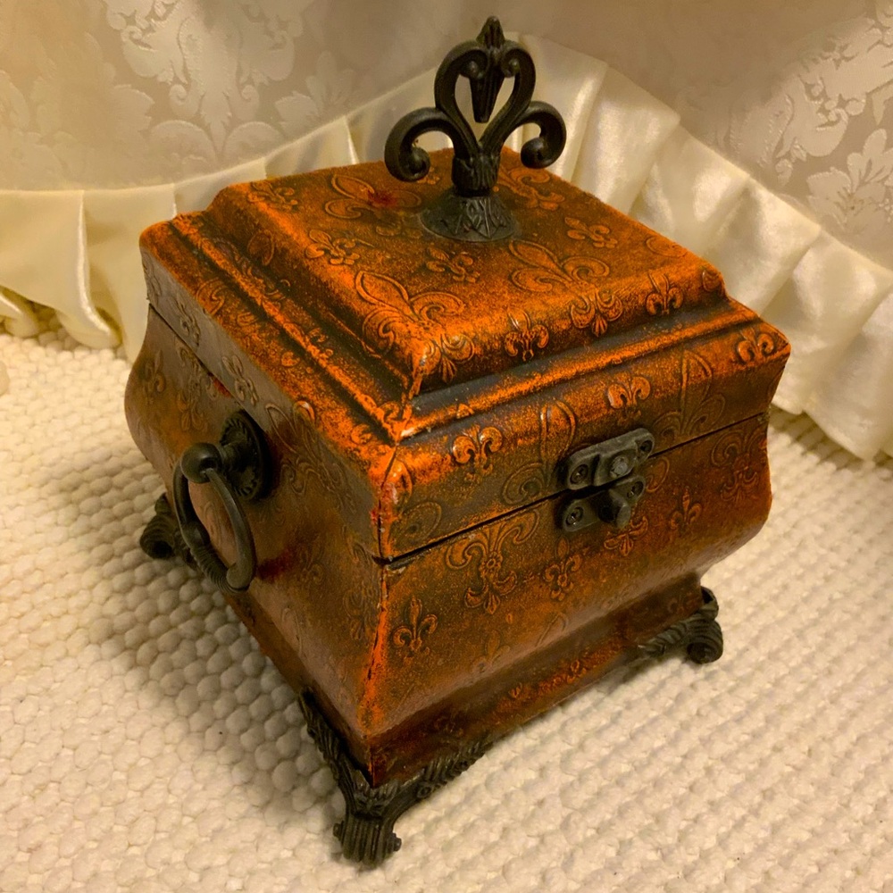 WOODEN TRINKET BOX